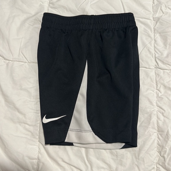 NiKE BOYS DRi-FiT SHORTS // 4T (GREY & BLACK/WHiTE) & 3T (BLUE & YELLOW) - Picture 9 of 10